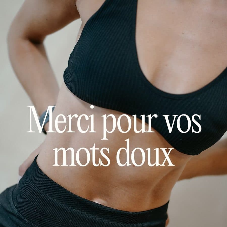 Buste d'une femme en brassière noire côtelée, main sur la hanche, avec le message Merci pour vos mots doux